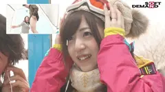 マジックミラー号 ゲレンデに来ていた幸せいっぱい新婚カップルナンパ！旦那が目の前で浮気！その様子を見て悲しんでいる奥さんを口説き、旦那までミラー越し30cmの距離で寝取って声を押し殺せないほどイカせる！の7番目のサンプル画像