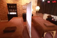 【VR】ペアルームNTRエステ 2 すぐ真横に彼女がいるのに痴女エステティシャンに責められガマン汁が出っぱなし!性欲には逆らえずなすがままに受け入れナマ中出しセックス!のサムネイル画像