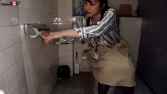 排尿中に突撃！狭～い個室でみっちゃく声ガマン SOD女子社員 ハダカになるより恥ずかしい脱ぎキャンBOX野球拳 亀山寧音のサムネイル画像