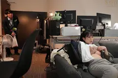 激務な報道局で働くボクが欲求不満な美人ディレクターを刺激したらエロスイッチを入れてしまい何度も誘惑されて…シャワーも浴びずに編集所に籠って汗だくセックスに明け暮れた 小湊よつ葉のサムネイル画像