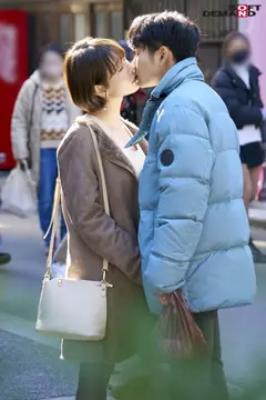 目が合うだけでどこでもベロチュウしてくる自慢の年上彼女はキスで勃起した僕をすぐラブホに連れて行きたがるのでいつもデートになりません 都築亜美の7番目のサンプル画像