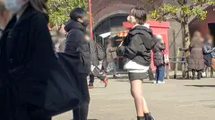 マジ軟派、初撮。 1927 謝礼に釣られてホテルまで着いてきた黒髪美少女！性感帯のヒザを触ると落ち着いた雰囲気から一変！即スイッチ入ってハァハァ荒い息づかい！チ●ポ挿入でさらにギアが1段上がり、呻くように喘ぎだす！普段とのギャップがエロ素晴らしい一作！！のサムネイル画像