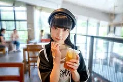 彼氏へのあてつけで浮気しにきた欲求不満学生。玩具も騎乗位もハジメテのぬるいSEXしかしたことのない無垢な美少女の極狭マ○コの膣奥まで貫く激エグピストンで昇天！中出しOKの言質とって寝取り種付け！のサムネイル画像