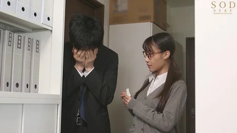 地味だけどエロそうな事務員さんに、仕事のストレスがたまった時にむっつり手コキフェラでこっそり抜いてもらっています。 斉藤帆夏のサムネイル画像