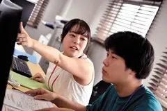 バイト先の社員と不倫している人妻を横取り…SEX狂いのヤリマンビッチ美爆乳女と職場でヤリまくった！ 羽月乃蒼のサムネイル画像