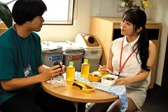 バイト先の社員と不倫している人妻を横取り…SEX狂いのヤリマンビッチ美爆乳女と職場でヤリまくった！ 羽月乃蒼のサムネイル画像