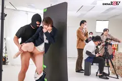 超敏感なスケベなマ○コにいきなり突撃！ 巨根チ○ポで即ハメ！4本番 照れ屋ショートカット グッズ事業部 入社2年目柴崎はるの11番目のサンプル画像