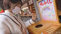 【個人撮影】素朴で守ってあげたくなる女の子。そんな自慢の彼女まちちゃんと鎌倉デート！ずっと笑顔で楽しそうに彼氏の隣を歩いて、羨ましいほどのラブラブカップル！ホテルに入ると二人はすぐに…。浴衣の帯で拘束して電マ責めするといつもと違う快感に絶叫してイキまくる！ウブに見えても中身は超スケベでした！【カップルY●uTuberのデートVLOG→恋人SEXハメ撮り】#005のサムネイル画像