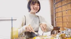 【個人撮影】素朴で守ってあげたくなる女の子。そんな自慢の彼女まちちゃんと鎌倉デート！ずっと笑顔で楽しそうに彼氏の隣を歩いて、羨ましいほどのラブラブカップル！ホテルに入ると二人はすぐに…。浴衣の帯で拘束して電マ責めするといつもと違う快感に絶叫してイキまくる！ウブに見えても中身は超スケベでした！【カップルY●uTuberのデートVLOG→恋人SEXハメ撮り】#005の5番目のサンプル画像