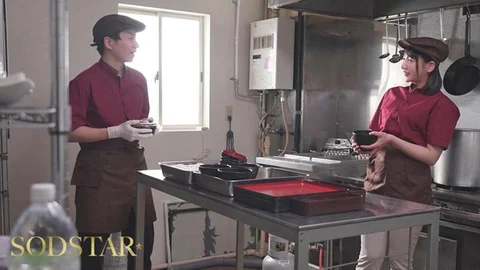 隠れ極上エロボディの牛丼チェーン店で働くパート主婦が学生バイトと避妊具なしでネチョベロ不倫中出しSEX 夏目響のサムネイル画像