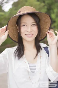 本物人妻10名のAV体験 監督推薦SEX＋蔵出し未公開SEX 8時間の7番目のサンプル画像