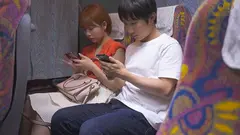 大型連休の高速バスが事故渋滞にハマって…。都内に帰るまでの7時間、声の出せない状況で隣の人妻に囁き誘惑されまくった。(2023年7月末日) 紗倉まなの13番目のサンプル画像