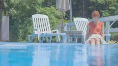 大型連休の高速バスが事故渋滞にハマって…。都内に帰るまでの7時間、声の出せない状況で隣の人妻に囁き誘惑されまくった。(2023年7月末日) 紗倉まなの14番目のサンプル画像