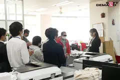 ～社内で全裸は1人だけ～ インターン生の皆さん全裸でお仕事できますか？ SODで働く女子社員にはAV女優さんの気持ちを理解してもらうために羞恥研修を用意！ 入社前だけど身体を張って1日お仕事してもらいました♪ SOD女子社員のサムネイル画像