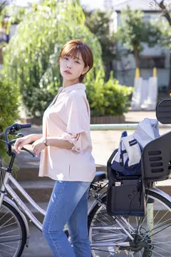 保育園に●供を送ってから迎えまでの8時間…長男のサッカースポ少のコーチと、不倫セックスしまくっている絶倫ママチャリ妻。 紗倉まなのサムネイル画像