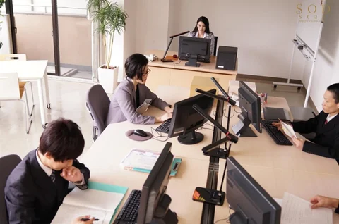 本庄鈴 出張先で童貞部下と相部屋に…持ち合わせていたコンドーム(彼氏用)は1つだけ…頼み込まれて1回だけSEX、のはずが部下が絶倫すぎて10発も中出ししたのサムネイル画像