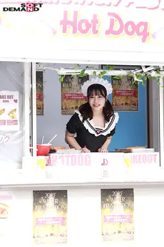 イルミネーションを見に来ていた冬休み中の女子大生さん 「半裸で移動販売してみませんか？」お客さんにバレないよう10分おきに過激になる下半身イジられミッションに耐えられるか！？の4番目のサンプル画像