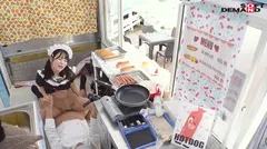 イルミネーションを見に来ていた冬休み中の女子大生さん 「半裸で移動販売してみませんか？」お客さんにバレないよう10分おきに過激になる下半身イジられミッションに耐えられるか！？の15番目のサンプル画像