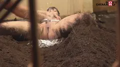 砂風呂に埋まって動けない拘束エステ 拘束と熱気で火照ったカラダは感度10倍！すぐ隣にほかの客がいるのに何度も漏らしてイキまくり！さらに！マ●コの疼きが抑えきれず固定されたまま挿入を懇願！！ まりあ(22)花嫁修業 ゆみ(48)主婦の5番目のサンプル画像