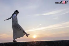 20年間北国育ち─ 無垢な天然もち肌ガールがAVアイドルを夢見て、ひとり東京にやってきた。AV初出演！ 春日えな(仮)20歳のサムネイル画像