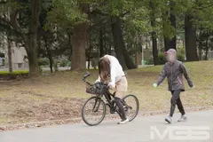 これが限界ギリギリ露出街中潮吹き アクメ自転車がイクッ！！ アクメ第10形態の4番目のサンプル画像