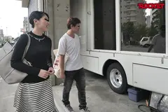 ギュウギュウ満淫マジックミラー号 素人4組NTRスワップ大乱交のサムネイル画像