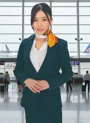 大手航空会社のキャビンアテンダントと童貞君が黒パンスト直穿き素股で超発情！？黒パンスト越しの童貞デカチン先っぽ3cm挿入！敏感なオマ○コの入り口をグリグリされて奥まで挿れて欲しくなっちゃったCAさんが生ズボッ筆おろし//優しくも腰振るガニ股騎乗位で連続仰け反りイキ！！ こなつさん あずささんのサムネイル画像