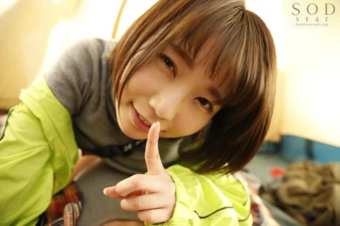 すぐそばに彼女がいるのにベロチュウ誘惑で絶対中出し 戸田真琴のサムネイル画像