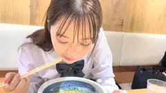 母子家庭で生活費を稼ぐ為に裏垢やってる娘。可愛い顔して岩のりみたいな剛毛おま●こに生中出しハメ撮り！！のサムネイル画像