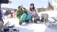 小動物系の激カワ童顔娘をゲレンデナンパ！カレーとお酒に釣られた美少女JDの潮吹きま○こを鬼突きしたらエビ反りになりながらお掃除イラマwwのサムネイル画像