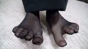 桃香りり 神メガネOL 眼鏡OLスーツの美脚を包んだ生ナマしいパンストを完全着衣でムレた足裏からつま先を味わい尽くす！時には顔騎や足コキ、時にはお尻にコスってぶっかけとやりたい放題！発情させられた女の変態絶頂プレイを楽しむフェチAVの10番目のサンプル画像