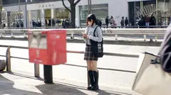 【青森美少女】【新人ガイド】就職したばかりの新人バスガイドさんが登場！！応募理由が故郷の青森にいる両親に『家をプレゼントする』なんとも親孝行な娘なんでしょう(泣)【敏感体質】【大量潮吹き】彼女の気持ちよくガイドしていきましょうwとっても敏感な彼女は絶頂を迎えると、ものすごい潮吹きでビシャビシャ♪可愛い顔からは想像できないぐらいの乱れっぷり♪キュートなボディで極限までイキまくるSEXを見逃すな！のサムネイル画像