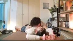 百戦錬磨のナンパ師のヤリ部屋で、連れ込みSEX隠し撮り 286 家に連れ込んだ娘が緊張してるのでちょっとグイグイに迫ったら簡単にヤレたwwwスパンキングすると『好き…』とMっぷりを白状！息も絶え絶えに喘ぎ声を漏らす様は隠しカメラの餌食に！！の4番目のサンプル画像