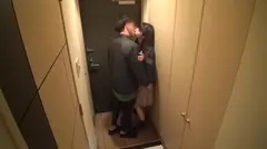 百戦錬磨のナンパ師のヤリ部屋で、連れ込みSEX隠し撮り 254 黒髪清楚と見せかけて隠れビッチ！ネットで自らDMしてきた性欲旺盛ムスメを家に連れ込み速攻ハメる！華奢な体がヒクヒク跳ねる様子が隠しカメラの餌食に！のサムネイル画像