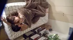 百戦錬磨のナンパ師のヤリ部屋で、連れ込みSEX隠し撮り 194 「脱衣」を賭けたカードゲーム中に先輩が寝ちゃった...取り残されたキャミ姿の先輩のオンナと僕。この誘惑に耐えきれず恐る恐る手を出すと、先輩のオンナもやる気満々wオンナの喘ぎ声とイヤらしいパコパコ音が響き渡る先輩の部屋で、先輩のオンナを腰をガクガク震わしてイカセてしまった僕(汗)の12番目のサンプル画像