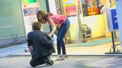 マジ軟派、初撮。 1490 『女の子の前でいきなり倒れてみた！』心配して声をかけてくれたのはモデルのように細身の美少女！お人好しな性格に付け込んでエスカレートするボディタッチ！断りきれずスレンダーな体が露わに！のサムネイル画像