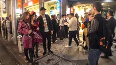 渋谷ハロウィン当日！大騒ぎ！逮捕者続出のさなか、仮装ナンパ師突入！ピンク女豹の巨乳ギャル＆小悪魔セクシーな美女2人組にワンチャン狙いでグイグイ声掛けー！暴徒と化したパリピたちを横目に、ホテルで4P乱痴気騒ぎ！！のサムネイル画像