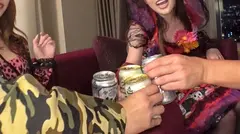 渋谷ハロウィン当日！大騒ぎ！逮捕者続出のさなか、仮装ナンパ師突入！ピンク女豹の巨乳ギャル＆小悪魔セクシーな美女2人組にワンチャン狙いでグイグイ声掛けー！暴徒と化したパリピたちを横目に、ホテルで4P乱痴気騒ぎ！！の5番目のサンプル画像