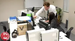 「終電ないならウチくる？」残業で終電を逃がしてしまった俺は誘われるがまま家にお邪魔する事に。いつも会社で見るスーツ姿とは違うゆるい部屋着姿に興奮してしまい…のサムネイル画像