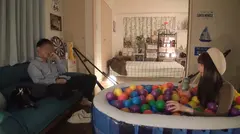 百戦錬磨のナンパ師のヤリ部屋で、連れ込みSEX隠し撮り 211 家に連れ込んだ色白スレンダー美女！後ろから抱きしめるとなんとノーブラ！！立ちバックでガン突きされてハメ潮漏らすドスケベ女だった！美乳・美尻・美脚の三拍子揃った極上ボディは必見！のサムネイル画像