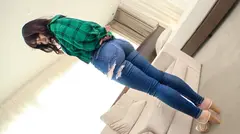 タイトなジーンズも難なく着こなす引き締まった尻にGカップおっぱいのナイスバディなお姉さんは、チ○ポを咥えたらいやらしい音を立てて延々しゃぶり続ける変態さんだった……！？ ネットでAV応募→AV体験撮影 1910のサムネイル画像