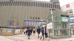 マジ軟派、初撮。 1910 寒いけど胸元はオープンなハレンチお姉さんをナンパ！Hな話題にも赤裸々に答えてくれるので「ヤレる！」と判断した我々はおっぱいに手を伸ばす！のサムネイル画像