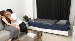 百戦錬磨のナンパ師のヤリ部屋で、連れ込みSEX隠し撮り 379 エッチなこともなんでも受け入れてくれる！家事代行サービスで働く美女！挨拶代わりのイチャラブベロチューにチンビクッ！もちもち唇の唾液たっぷりジュポジュポ極上フェラに悶絶ッ！Bling！Pan！Pan！Pan！尻肉が鳴り響く爆エロ空間！アダルト精神豊富サービスにワイ大満足！のサムネイル画像