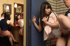 同窓会で初恋の女が人妻に・・・独身男を胸チラとパンチラで誘い元クラスメイトが横にいるのに勃起チ○ポを握り ドキドキ店内Hに濡れびちゃる人妻15人240分スペシャルの17番目のサンプル画像