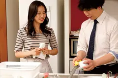 大きく開いた胸元を見せつけ誘惑してくる上司の奥さん 武藤あやかのサムネイル画像