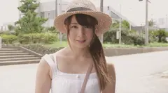 想像してみて下さい・・・この子のマ○コに大量の生ザーメンが注がれる所を・・・石原恵麻 真正中出し12発 AV Debutのサムネイル画像