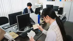 「これは経費で落ちません！」いつも地味で生真面目で領収書を突っ返してくる経理部のOLがデリヘル嬢で痴女だった。小松さん編【配信限定】のサムネイル画像