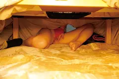 コタツの中で蒸れた股間を夫以外の男にくちゅくちゅと弄られこっそり欲情する美熟女 3の11番目のサンプル画像