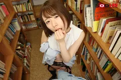 【VR】図書館で友人たちとの勉強中、バレないようにこっそり机の下で手コキ、パンツ見せ誘惑、本棚に隠れてフェラ！興奮してガマンできなくなったボクらはこの後めちゃくちゃSEXした。 真白美生の4番目のサンプル画像