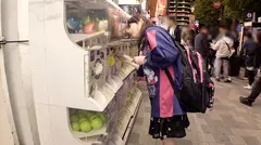 マジ軟派、初撮。 1421 夜の秋葉原で見つけた女の子にスナップ撮影交渉！街中で1枚撮って、流れでホテルへ連れ込んで、タイミングよく持参していたスク水を着せてしれっとセックスへと持ち込むのだが…果たして上手くいったのか！？のサムネイル画像